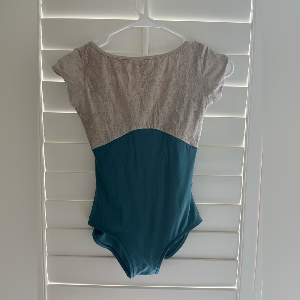 crème and teal sofiane yumiko